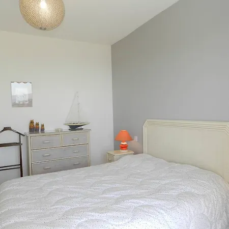 Apartment Le Lavandou, 3 Pieces, 4 Personnes - Fr-1-251-677